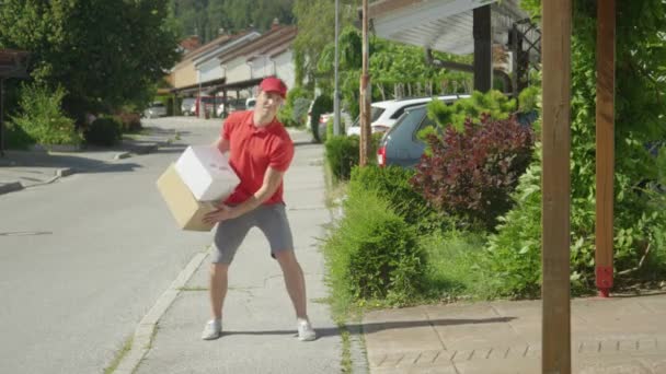 SLOW MotION: Хлопець з доставки лінивців кидає і кидає пакети на чиєсь проїжджій частині . — стокове відео