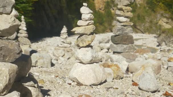 FECHAR UP: Scenic shot of stacks of rocks scattered around the beautiful gorge. — Vídeo de Stock