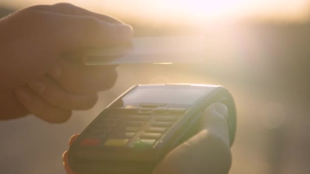 Κοντινό πλάνο, DOF: Το άτομο τοποθετεί την πιστωτική του κάρτα πάνω από το ασύρματο τερματικό. — Αρχείο Βίντεο