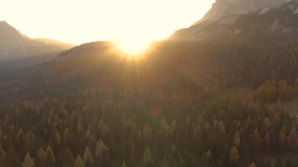Zlaté podzimní slunce zapadá za skalnatým hřebenem v ohromujících Dolomitech. — Stock video