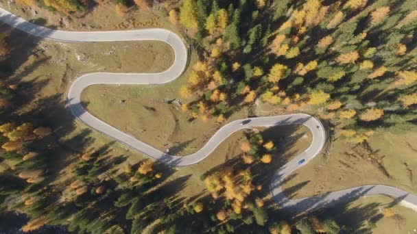 TOP DOWN: Samochody i motocykl rejs po drodze zwrotnej w Dolomitach — Wideo stockowe