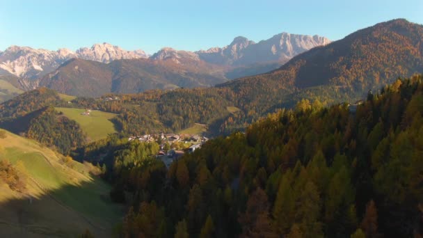 AERIAL: Dech beroucí skalnaté italské Alpy přehlédnout idylické údolí na podzim. — Stock video