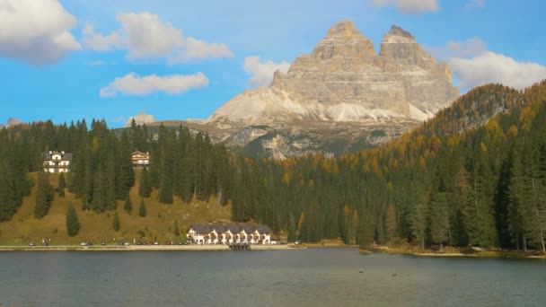 Landschappelijk uitzicht op een berg torenhoge boven kleurrijke bos en rustige Lakefront hotel — Stockvideo