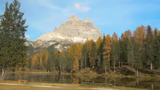 Skalistá hora v Alpách s výhledem na Lago D 'Antorno obklopen podzimní krajiny — Stock video