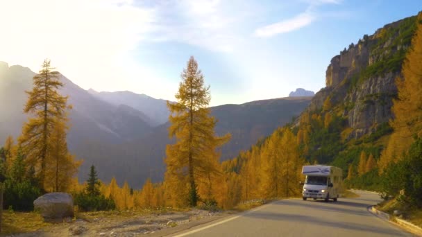 ZAMKNIJ: Pojazd rekreacyjny jedzie pustą górską drogą w słoneczny jesienny dzień — Wideo stockowe