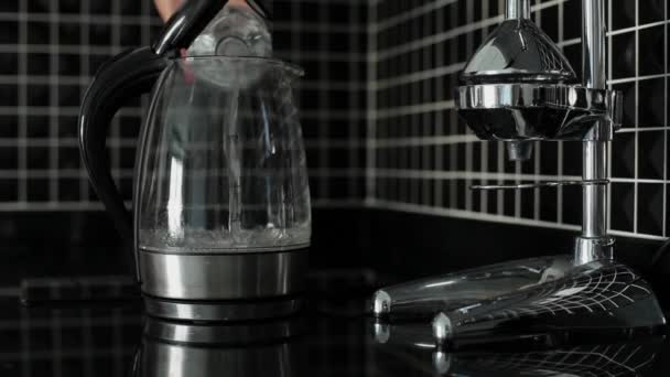 Женщина руки залить воду в чайник, чайник — стоковое видео