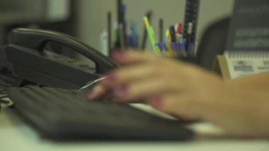 Klavyeye yazı yazan eller