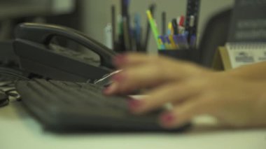 Klavyeye yazı yazan eller