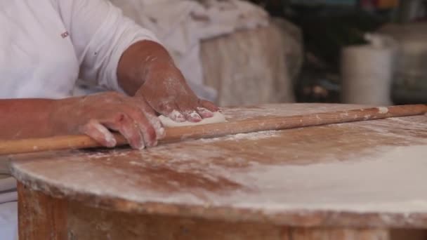 女人做土耳其食物 — 图库视频影像