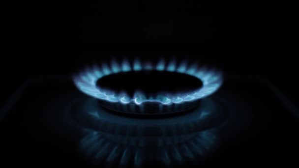 Gas auf einem Küchenherd. Gas-Feuer langsam abstellen — Stockvideo