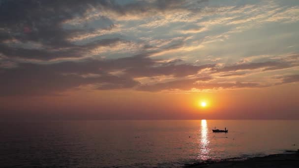 Pesca in barca al tramonto — Video Stock