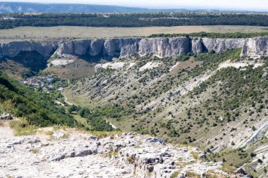 Köy kanyonun derinliklerinde. Huzur kavramı bir