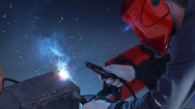 Elektrikli kaynaktan flaş. Işıktan koruyucu maskeli adam