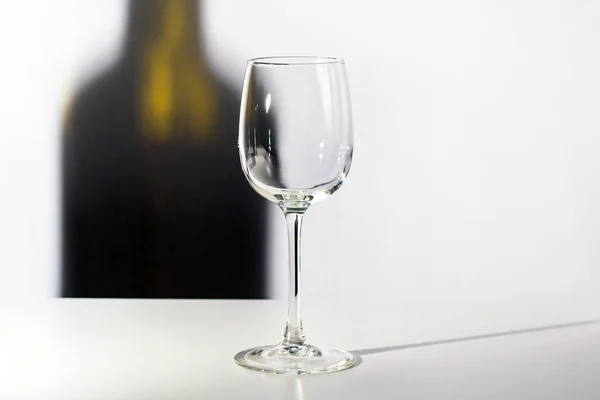 Boş bardak. Şarap şişesinin gölgesi — Stok fotoğraf