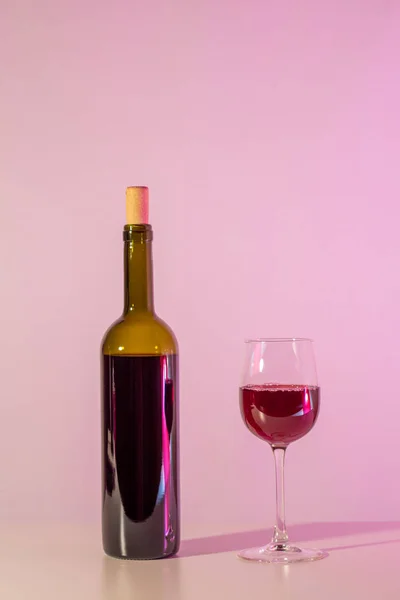 Butelkę wina i szklankę. — Zdjęcie stockowe