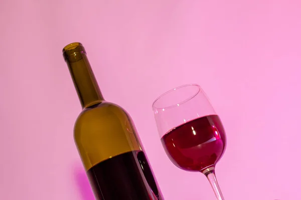 Bir şişe şarap ve bir bardak. — Stok fotoğraf