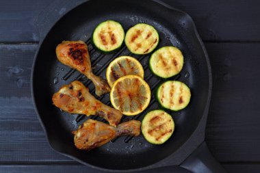 Kızarmış tavuk, kabak ve baharatile ızgara tava. Bir delicio