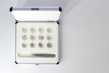 Metrolojik ölçümler yapmak. Ölçmek için ağırlık kümesi 