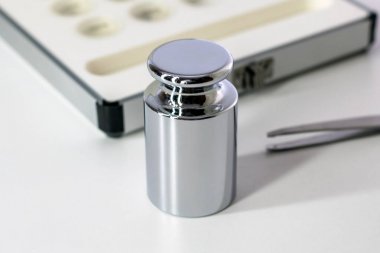 Metrolojik ölçümler yapmak. Ölçmek için ağırlık kümesi 