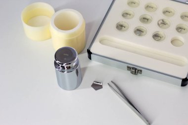 Metrolojik ölçümler yapmak. Ölçmek için ağırlık kümesi 