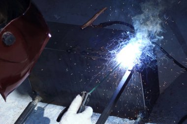 Elektrikli kaynaktan flaş. Işıktan koruyucu maskeli adam