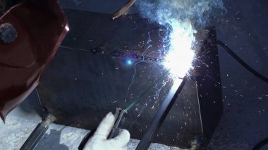 Elektrikli kaynaktan flaş. Işıktan koruyucu maskeli adam