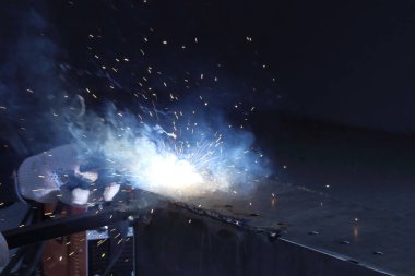 Elektrikli kaynaktan flaş. Işıktan koruyucu maskeli adam