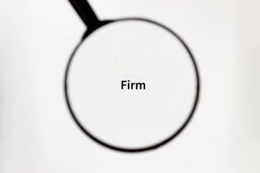 Siyah büyüteç pa beyaz bir levha üzerinde yazıt büyüter