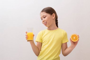 çocuk elleriyle portakal suyu sıkıyor