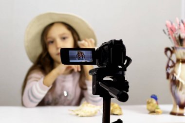 Kameranın önündeki çocuk mermileri gösteriyor.