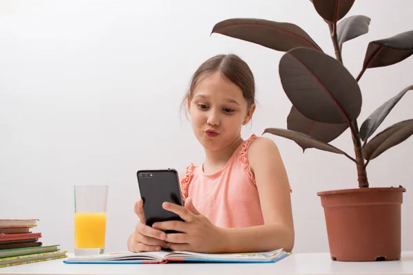 La niña escribe un mensaje en un teléfono inteligente. Comunicacion Juvenil — Foto de Stock