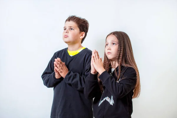 Маленькая Девочка Мальчик Молятся Дети Просят — стоковое фото