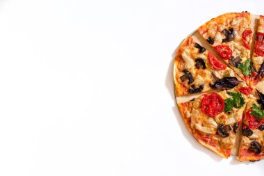 beyaz zemin üzerine İtalyan pizza