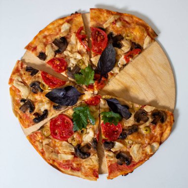 beyaz zemin üzerine İtalyan pizza