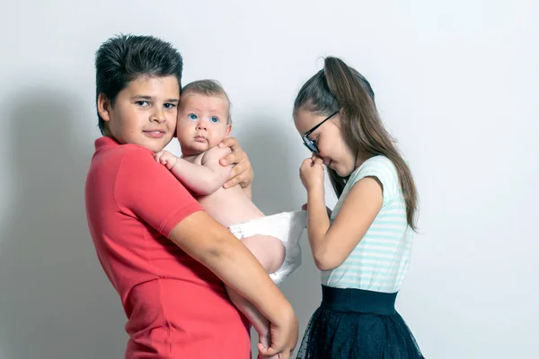 Children change the baby's diaper. Bad smell — Stock Photo, Image