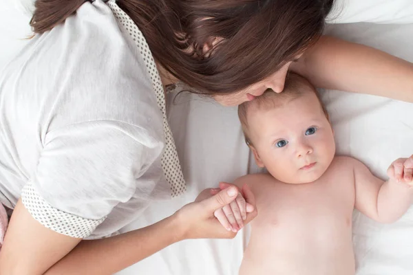 Mere Embrasse Le Bebe Allonge Sur Le Lit Calin Interieur Stock Photo Mere Embrasse Le Bebe Allonge Sur Le Lit Calin Interieur Stock Photo
