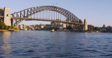 Sydney Limanı Köprüsü 'nün altındaki Sydney Feribotu Yeni Güney Galler, Avustralya