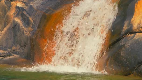 Nahaufnahme Des Big Crystal Creek Wasserfalls Und Bergsturz North Queensland — Stockvideo