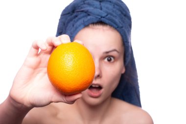 Kafasında havluyla portakallı güzel bir kız.