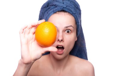 Kafasında havluyla portakallı güzel bir kız.