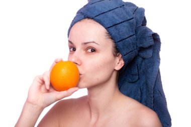 Kafasında havluyla portakallı güzel bir kız.