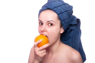 Kafasında havluyla portakallı güzel bir kız.