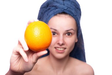 Kafasında havluyla portakallı güzel bir kız.