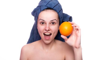 Kafasında havluyla portakallı güzel bir kız.