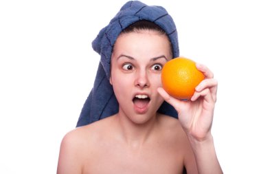 Kafasında havluyla portakallı güzel bir kız.