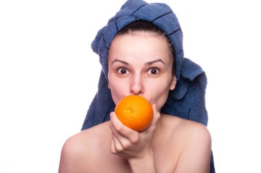 Kafasında havluyla portakallı güzel bir kız.