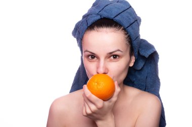 Kafasında havluyla portakallı güzel bir kız.