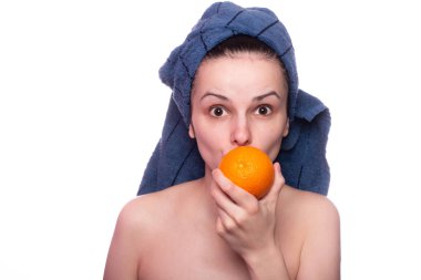 Kafasında havluyla portakallı güzel bir kız.