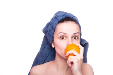 Kafasında havluyla portakallı güzel bir kız.