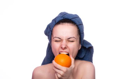 Kafasında havluyla portakallı güzel bir kız.